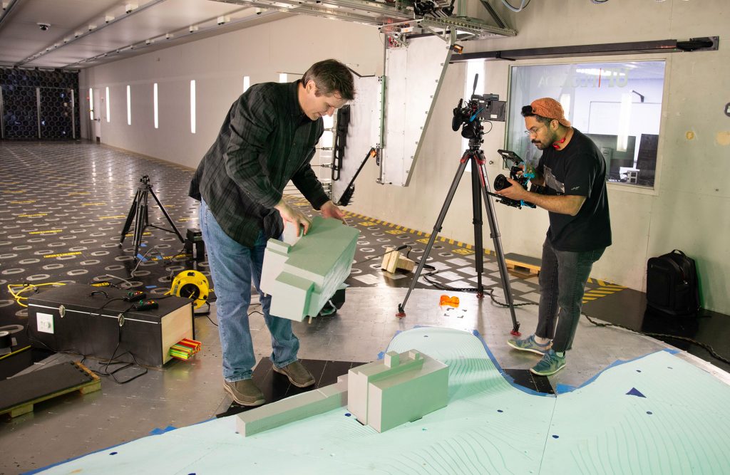 Using fog machines, adjustable wind speeds and green lasers, a crew of researchers from the National Institute of Standards and Technology (NIST) examined wind effects on a model of Hospital Bella Vista in Mayagüez, Puerto Rico.